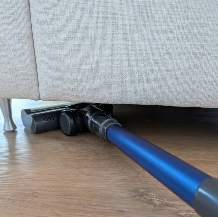 Unter dem Sofa saugen